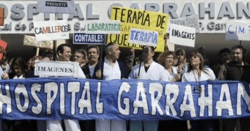 Trabajadores del Garrahan realizan abrazo simbólico contra el vaciamiento de&nbsp;servicios