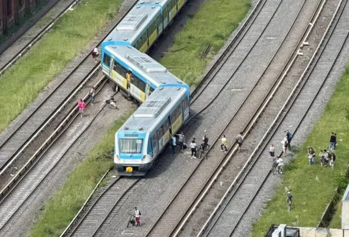 Impactante accidente en Liniers: el momento exacto en que descarriló un tren del&nbsp;Sarmiento